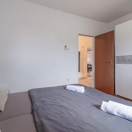 Ferienhaus 2 Bedroom Pet Friendly In Lazarici