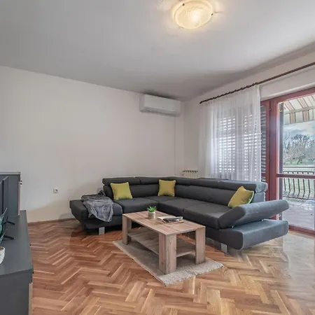 Ferienhaus 2 Bedroom Pet Friendly In Lazarici *