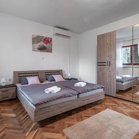 Ferienhaus 2 Bedroom Pet Friendly In Lazarici *