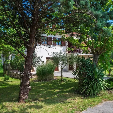 2 Bedroom Pet Friendly In Lazarici Holiday home Potpican